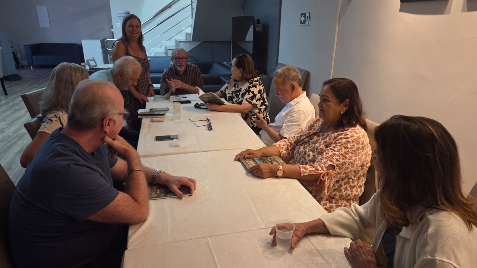 REUNIÃO DO CLUBE DO LIVRO TEM DEBATE E ESCOLHA DO LIVRO DO TERCEIRO CICLO